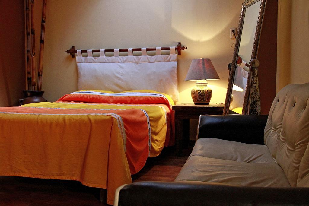 Hostal Casa Castillo Морелия Екстериор снимка