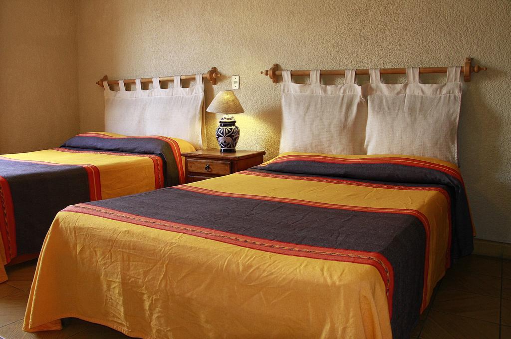 Hostal Casa Castillo Морелия Екстериор снимка