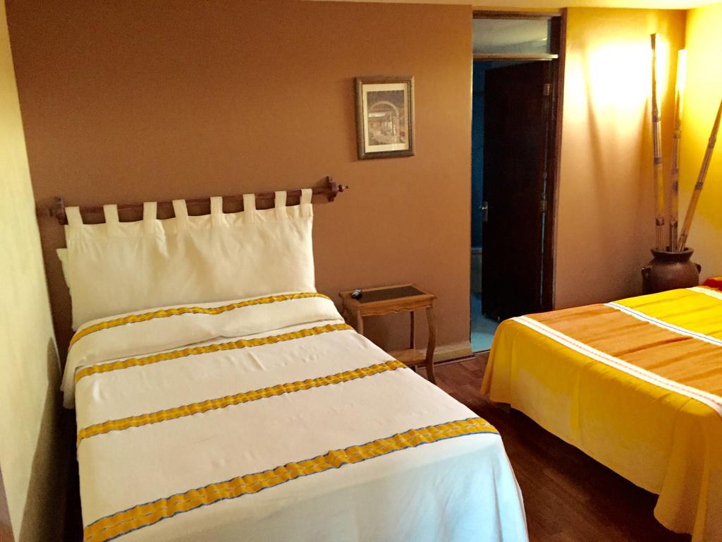 Hostal Casa Castillo Морелия Стая снимка
