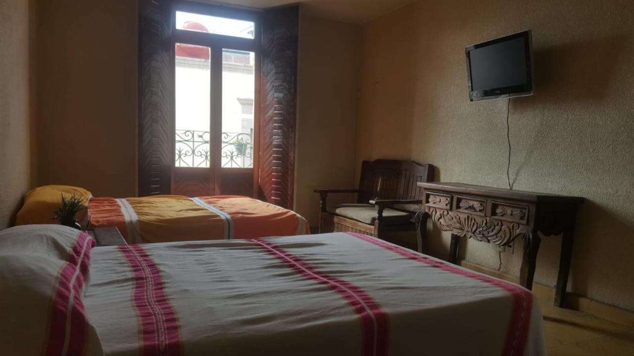 Hostal Casa Castillo Морелия Екстериор снимка